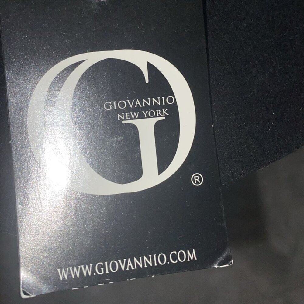 Wide-brimmed hat in black with a red ribbon around Giovanni's head. - Picture 7 of 7